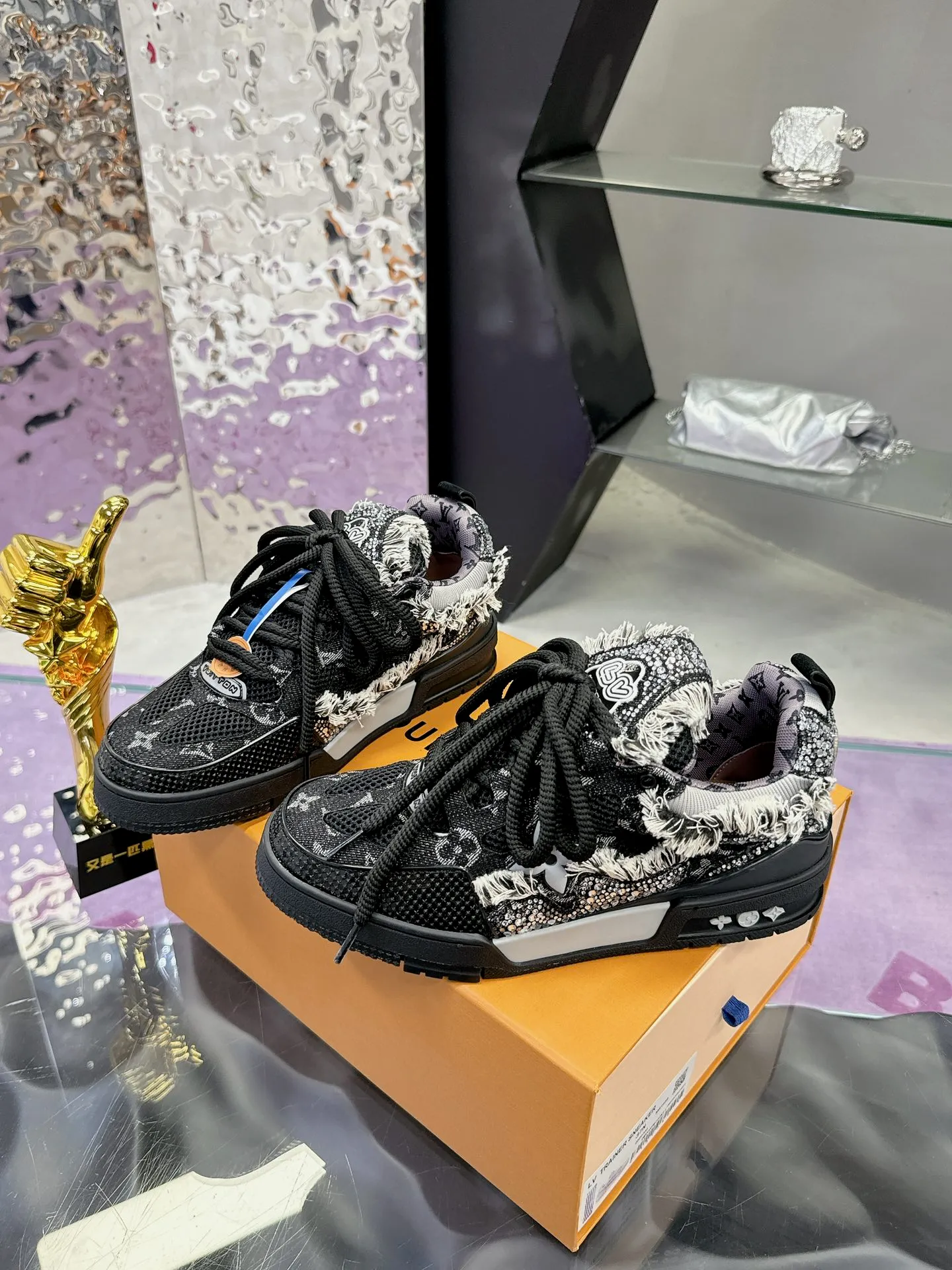 Men's shoes 💰900❤️❤️❤️ 𝙇𝙑 Bread shoes have added new colors 💓 Craftsmanship series 𝟐𝟎𝟐5/𝐒𝐒 𝐧𝐞𝐰 Louis Vuitton catwalk skate shoes are popular, LOUIS VUITTON Trainer is undoubtedly one of the most successful Sneakers launched by luxury brands, but the pace of exploration will not stop. LOUISVUITTON will also bring a new series of skateboard shoes in the spring of 2025. The new series in the picture returns to the 90s Chunky Skate Shoes look and feel. The uppers are made of leather and mesh. The fat silhouette and thick shoelaces are very eye-catching. It is expected to have quite a few colors like the Trainer. Judging from the previous DIOR show skate shoes, this chunky style may be even stronger next year. 💎 Size: Female 35-40 Male 39-46